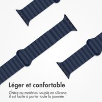 imoshion Bracelet en silicone magnétique Apple Watch Series 1 t/m 9 / SE (38/40/41 mm) | Series 10 / 11 (42 mm) - Bleu foncé