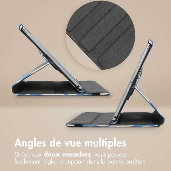 imoshion Coque tablette Design rotatif à 360° Apple iPad 9 (2021) 10.2 pouces / iPad 8 (2020) 10.2 pouces / iPad 7 (2019) 10.2 pouces - White Blue Stripes