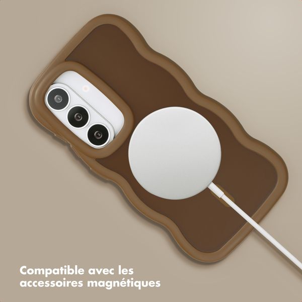 Selencia Coque arrière Wavy avec MagSafe Samsung Galaxy S26 - Mocha Brown