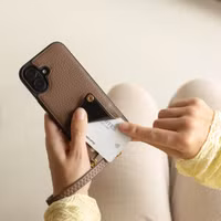 Selencia Coque de télephone Nova avec cordon et porte-cartes Apple iPhone 17 - Mocha Brown
