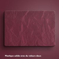 Selencia Coque en velours MacBook Air 13 pouces (2022) / Air 13 pouces (2024) M3 chip - A2681 / A3113 - Rouge foncé