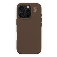 iDeal of Sweden Coque en silicone avec MagSafe Apple iPhone 16 Pro - Mocha Mousse