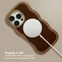 Selencia Coque arrière Wavy avec MagSafe Apple iPhone 16 Pro - Mocha Brown