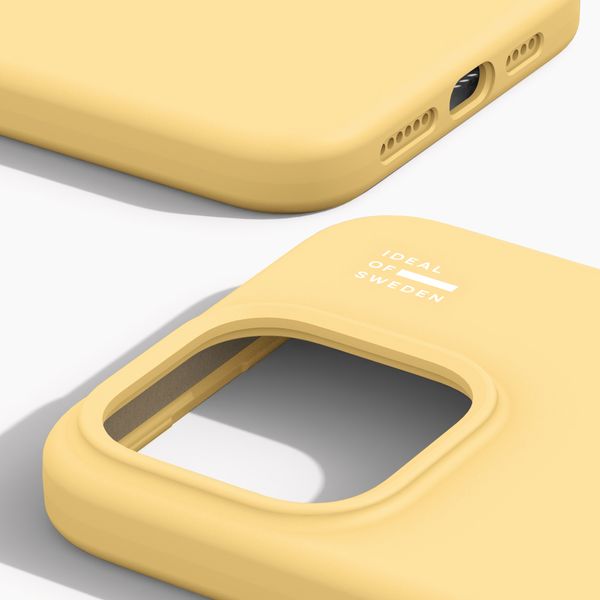 iDeal of Sweden Coque en silicone avec MagSafe Apple iPhone 15 Pro Max - Soft Lemon