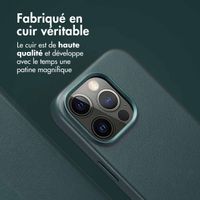 Accezz Étui de télephone portefeuille en cuir 2-en-1 avec MagSafe Apple iPhone 15 Pro - Cedar Green