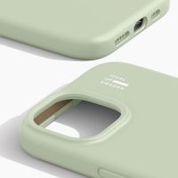 iDeal of Sweden Coque en silicone avec MagSafe Apple iPhone 17e / 16e / 15 / 14 / 13 - Sage Green