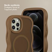 Selencia Coque arrière Wavy avec MagSafe Apple iPhone 12 (Pro) - Mocha Brown