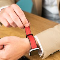 imoshion Bracelet en cuir véritable Apple Watch Series 1 t/m 9 / SE (38/40/41 mm) | Series 10 / 11 (42 mm) - Rouge