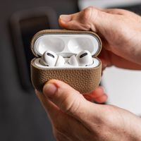 Accezz Coque en cuir véritable  Apple Airpods 4 - Taupe