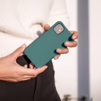imoshion Coque arrière Color avec cordon amovible et MagSafe Apple iPhone 15 - Vert foncé