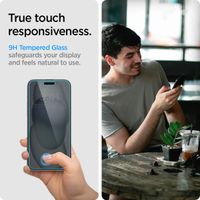 Spigen Protection d'écran en verre trempé GLAStR Privacy Applicator Apple iPhone 16 Plus / 15 Plus