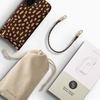 Selencia Nova coque arrière en cuir véritable avec porte-cartes Apple iPhone 16 - Fawn Chic