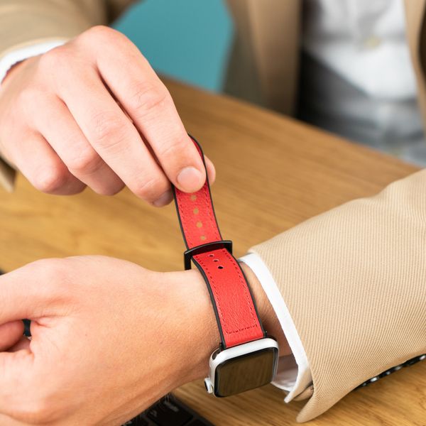 imoshion Bracelet en cuir véritable Apple Watch Series 1 t/m 9 / SE (38/40/41 mm) | Series 10 / 11 (42 mm) - Rouge