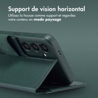 Accezz Étui de téléphone portefeuille en cuir 2-en-1 avec MagSafe Samsung Galaxy S23 FE - Cedar Green