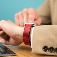 imoshion Bracelet en cuir véritable Apple Watch Series 1 t/m 9 / SE (38/40/41 mm) | Series 10 / 11 (42 mm) - Rouge