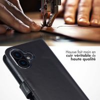 Selencia Étui de téléphone portefeuille en cuir véritable iPhone 16 - Noir