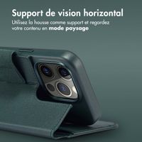 Accezz Étui de télephone portefeuille en cuir 2-en-1 avec MagSafe Apple iPhone 15 Pro - Cedar Green