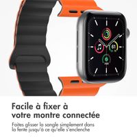 imoshion Bracelet en silicone magnétique Apple Watch Series 1 t/m 11 / SE / Ultra (44/45/46/49 mm) - Oranje & Zwart / Orange & Black
