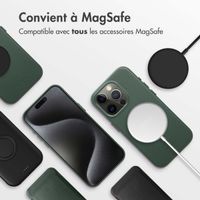 Accezz Coque arrière en cuir avec MagSafe iPhone 15 Pro Max - Cedar Green