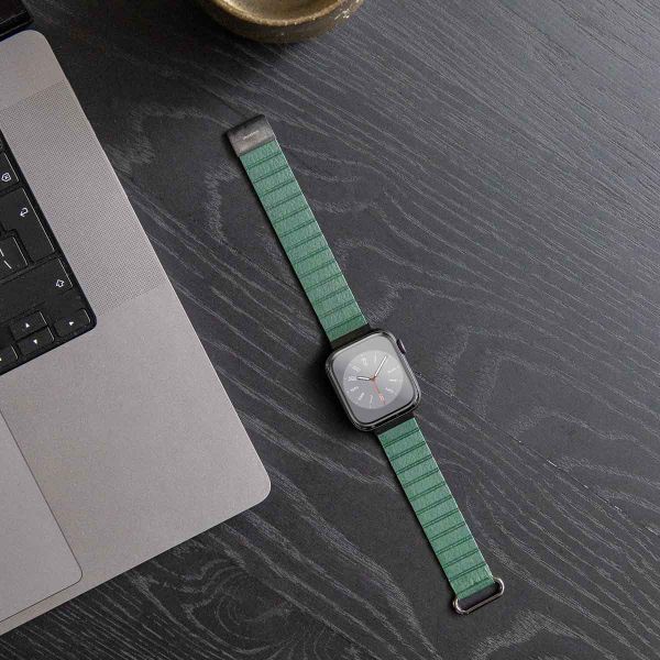 imoshion Bracelet en cuir magnétique Apple Watch Series 1 t/m 9 / SE (38/40/41 mm) | Series 10 / 11 (42 mm) - Vert