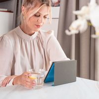 imoshion ﻿Slim Hard Sleepcover avec support Kobo Libra 2 / Tolino Vision 6 - Bleu clair