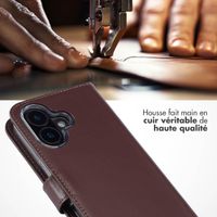 Selencia Étui de téléphone portefeuille en cuir véritable iPhone 16 - Brun