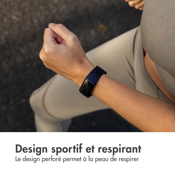 imoshion Bracelet de sport en silicone avec trous Fitbit Charge 5 / Charge 6 - Bleu Foncé