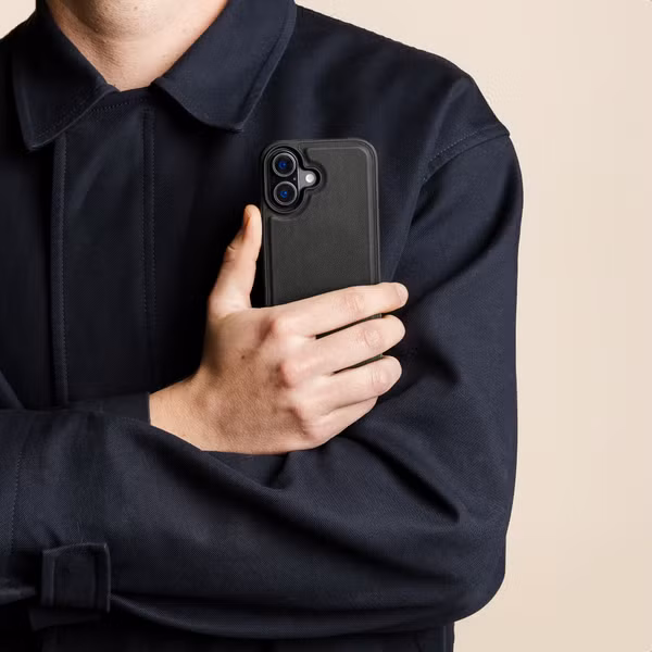 Accezz Coque arrière Edge avec MagSafe Apple iPhone 16 - Noir