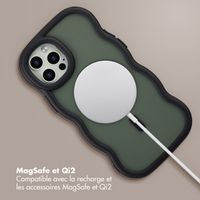 Selencia Coque arrière Wavy avec MagSafe Apple iPhone 12 (Pro) - Noir