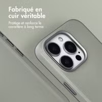 Accezz Coque arrière en cuir avec MagSafe Apple iPhone 15 Pro - Light Grey