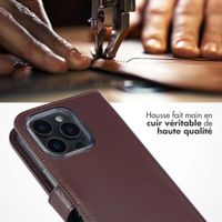 Selencia Étui de téléphone portefeuille en cuir véritable iPhone 16 Pro Max - Brun