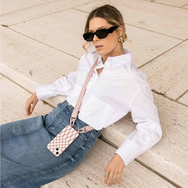 Selencia Coque design en silicone avec cordon amovible Apple iPhone 15 Plus - Irregular Check Sand Pink