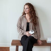 Selencia Coque arrière Vivid avec MagSafe Apple iPhone 15 - Nature Light Brown