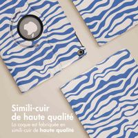 imoshion Coque tablette Design rotatif à 360° Apple iPad 6 (2018) 9.7 pouces / iPad 5 (2017) 9.7 pouces - White Blue Stripes