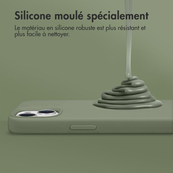 Accezz Coque Liquid Silicone avec MagSafe iPhone 16 - Cooper Green