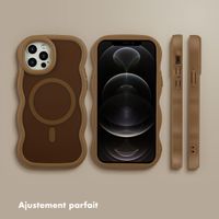 Selencia Coque arrière Wavy avec MagSafe Apple iPhone 12 (Pro) - Mocha Brown