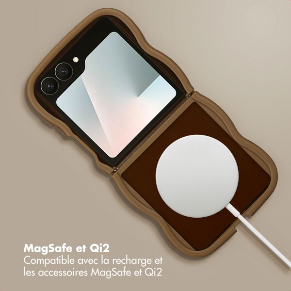 Selencia Coque arrière Wavy avec MagSafe Samsung Galaxy Z Flip 7 - Mocha Brown