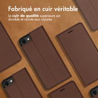 Accezz Étui de téléphone Slim Folio en cuir de qualité supérieure iPhone SE (2022 / 2020) / 8 / 7 / 6(s) - Brun