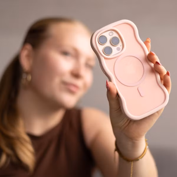 Selencia Coque arrière Wavy avec MagSafe Samsung Galaxy Z Flip 6 - Soft Pink