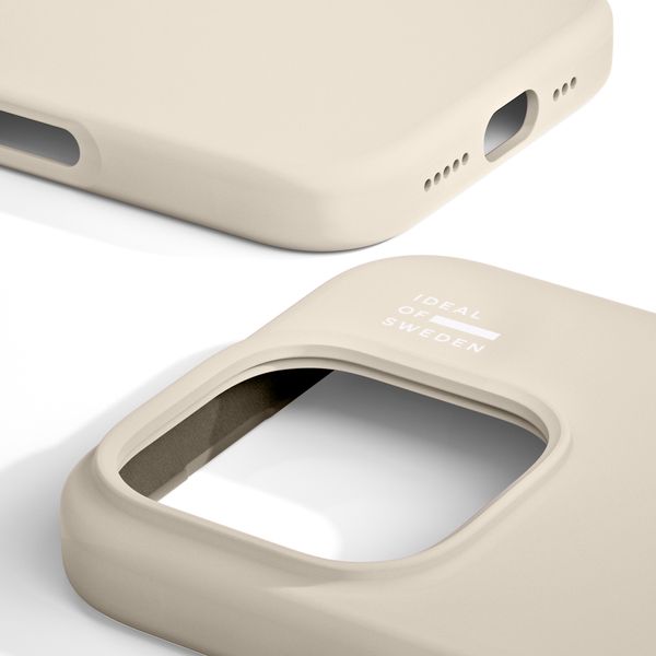 iDeal of Sweden Coque en silicone avec MagSafe Apple iPhone 16 Pro - Cloud Dancer