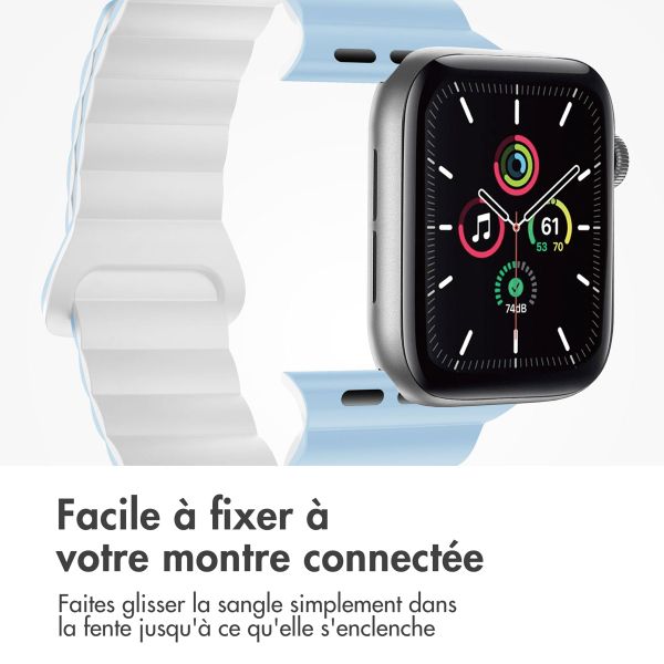imoshion Bracelet en silicone magnétique Apple Watch Series 1 t/m 9 / SE (38/40/41 mm) | Series 10 / 11 (42 mm) - Blauw & Wit / Blue & White