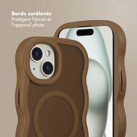Selencia Coque arrière Wavy avec MagSafe Apple iPhone 15 - Mocha Brown