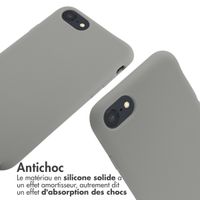 imoshion ﻿Coque en silicone avec cordon iPhone SE (2022 / 2020) / 8 / 7 - Gris clair