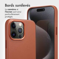 Accezz Étui de télephone portefeuille en cuir 2-en-1 avec MagSafe iPhone 15 Pro Max - Sienna Brown