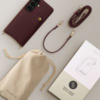 Selencia Coque de télephone Nova avec cordon et porte-cartes Samsung Galaxy S26 - Bold Burgundy