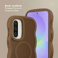 Selencia Coque arrière Wavy avec MagSafe Samsung Galaxy A36 / A56 - Mocha Brown
