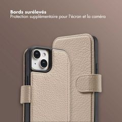 Selencia Étui Riva avec MagSafe et cordon de téléphone Apple iPhone 15 - Beige