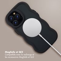 Selencia Coque arrière Wavy avec MagSafe Apple iPhone 13 Pro - Noir