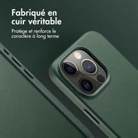 Accezz Coque arrière en cuir avec MagSafe Apple iPhone 15 Pro - Cedar Green