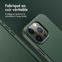 Accezz Coque arrière en cuir avec Magsafe iPhone 15 Pro - Cedar Green